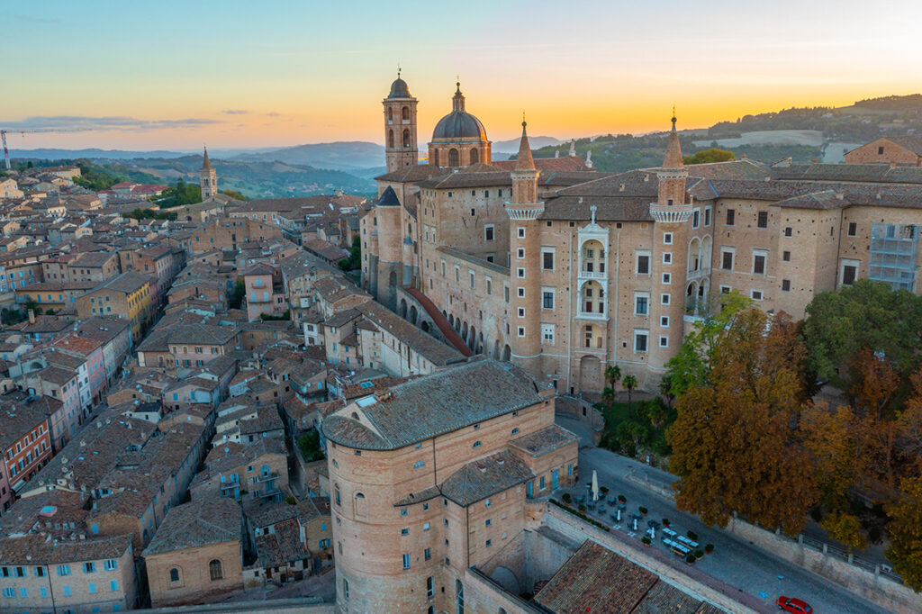 Urbino, accensione dell’albero a Gubbio e visita guidata ad Assisi