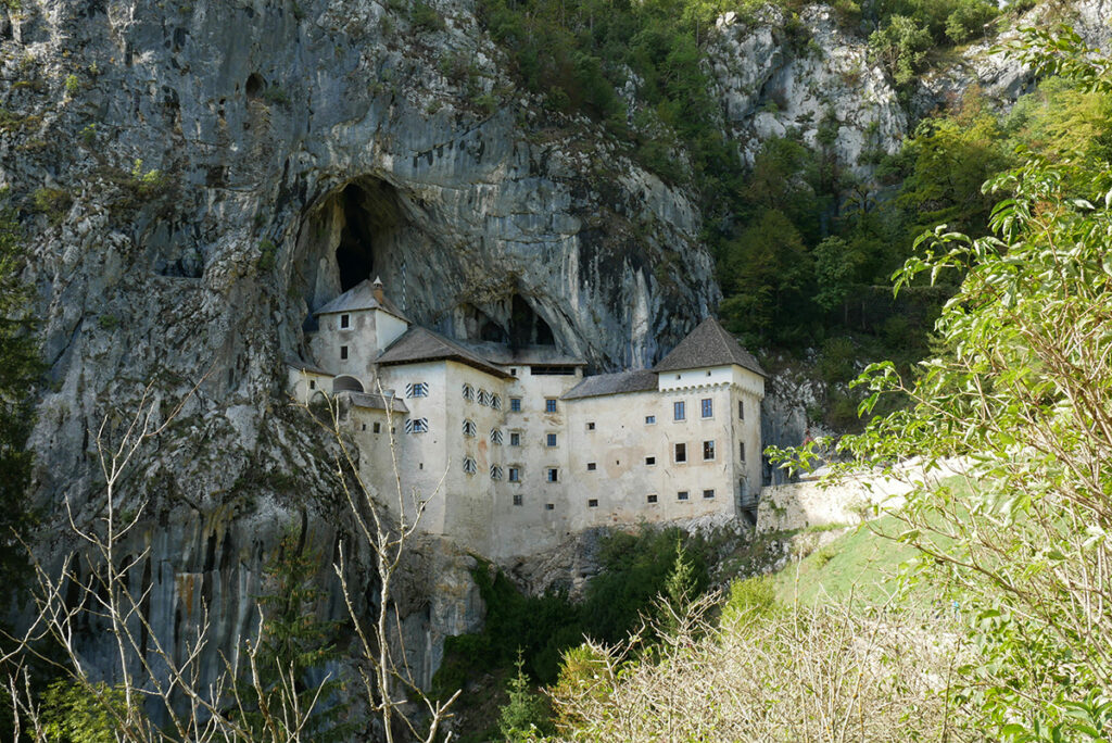 Castello di Predjama e il presepe vivente delle Grotte di Postumia